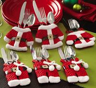 Коллекционный Рождественский набор держателей для посуды. (Collections Etc - Santa Suit Christmas Silverware Holder Pockets.)